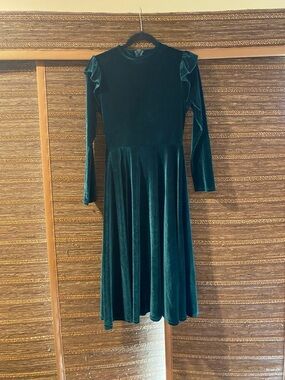 Velvet Long-Sleeve Midi Dress in Dark Green